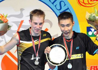 Malaysia's Lee Chong Wei(R) and Denmark's Peter Hoeg Gade display their trophies during the awarding ceremony after men's singles final match between them at Hong Kong open super series 2009 in Hong Kong, south China, Nov. 15, 2009. Lee won 2-1, and claimed the title of the match.